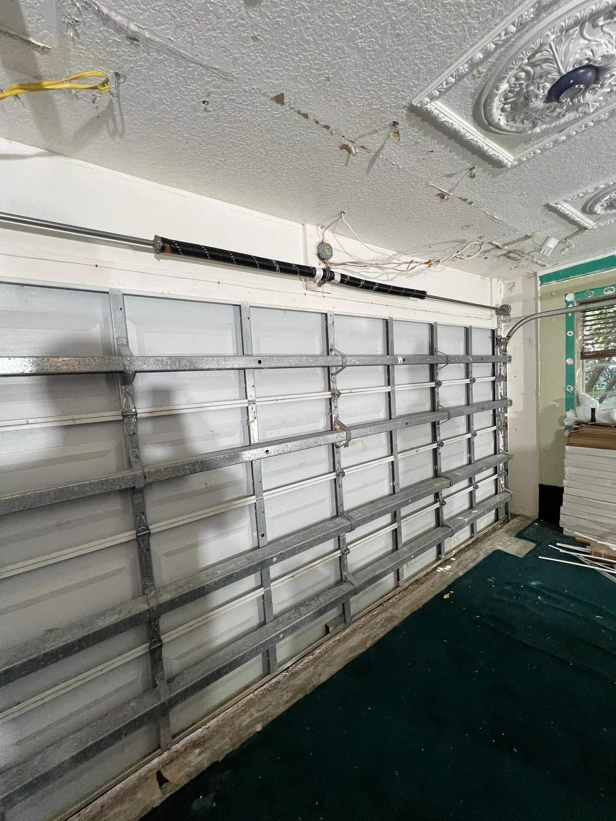 Garage door interior equipped with heavy-duty horizontal hurricane U-struts on all panel sections