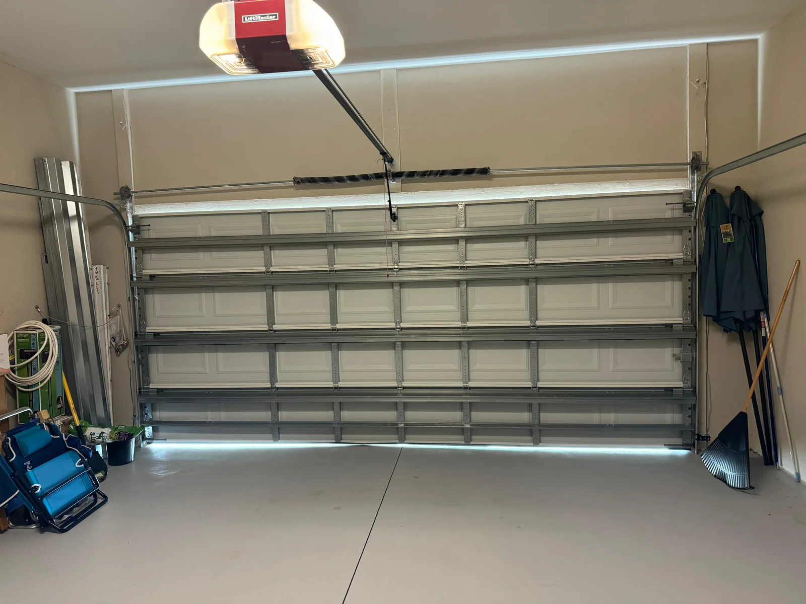 Double garage door with horizontal hurricane struts aligned cleanly in tracks